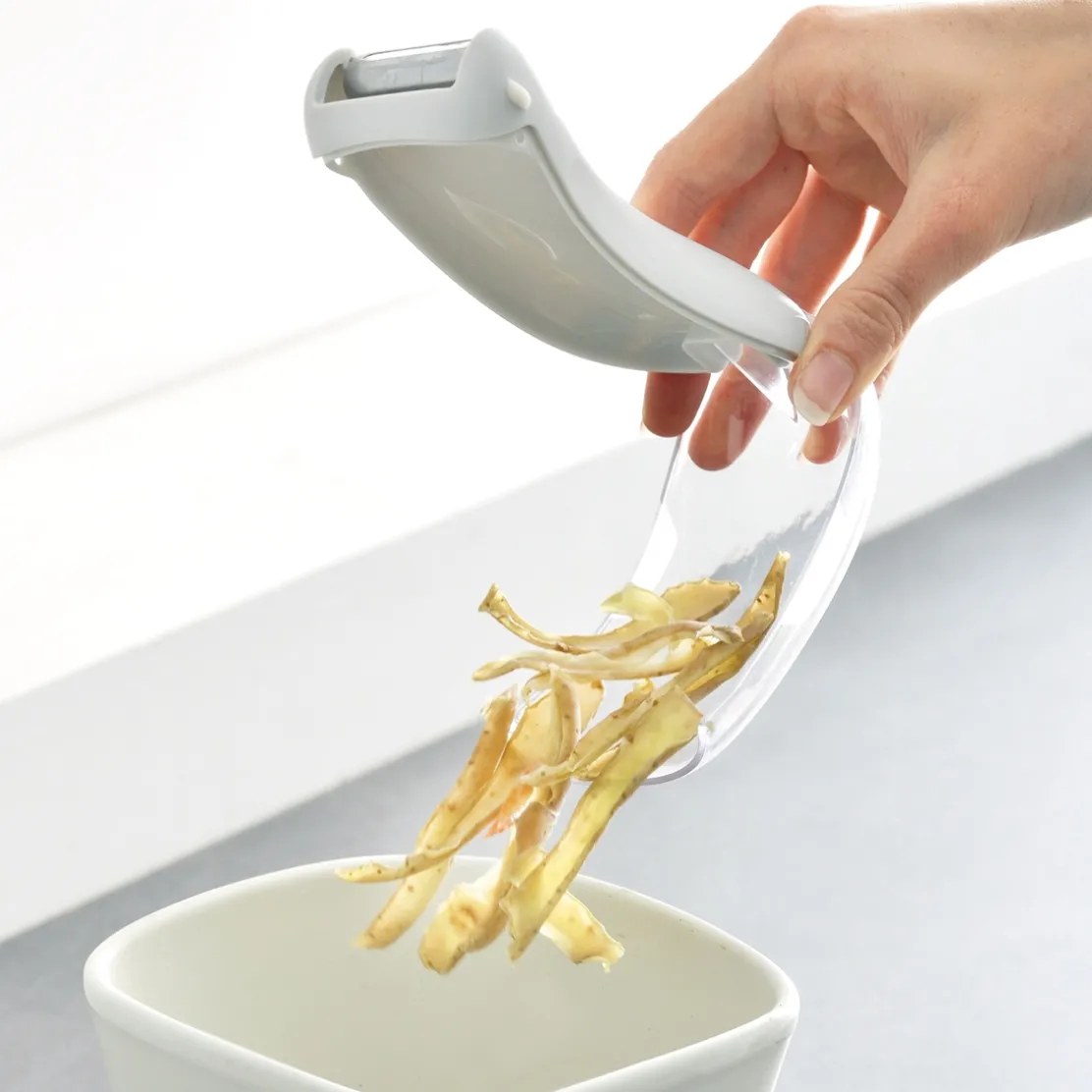 Eplucheur avec réservoir