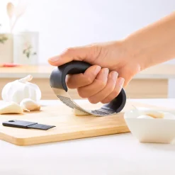 Presse ail ergonomique